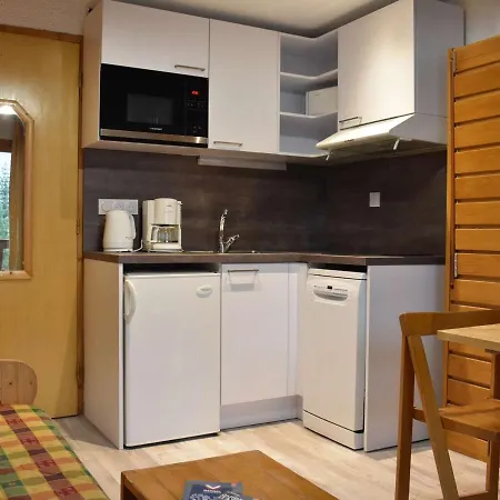 Cosy Avec Balcon, Proche Des Pistes Et Commerces - Meribel - Fr-1-180-567 Apartment *