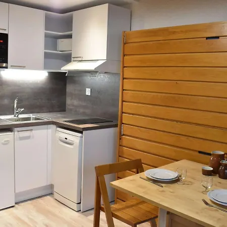 Cosy Avec Balcon, Proche Des Pistes Et Commerces - Meribel - Fr-1-180-567 Apartment *